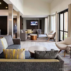 Courtyard By Marriott Airport Hotel